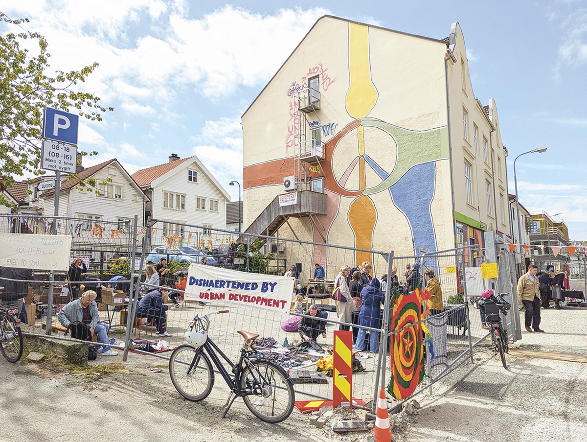 Bruktmarkedet, Internasjonal kafé, Metropolis, Ungdom og fritid og pølsebua forsvant. Kommunens egne trehus i Kongsteinsgata står fortsatt til forfall. Lørdag 24. mai var det Bruktmarked igjen, denne gang med midlertidig tillatelse innenfor bygge gjerdene. Foto Sigrid Bækholt