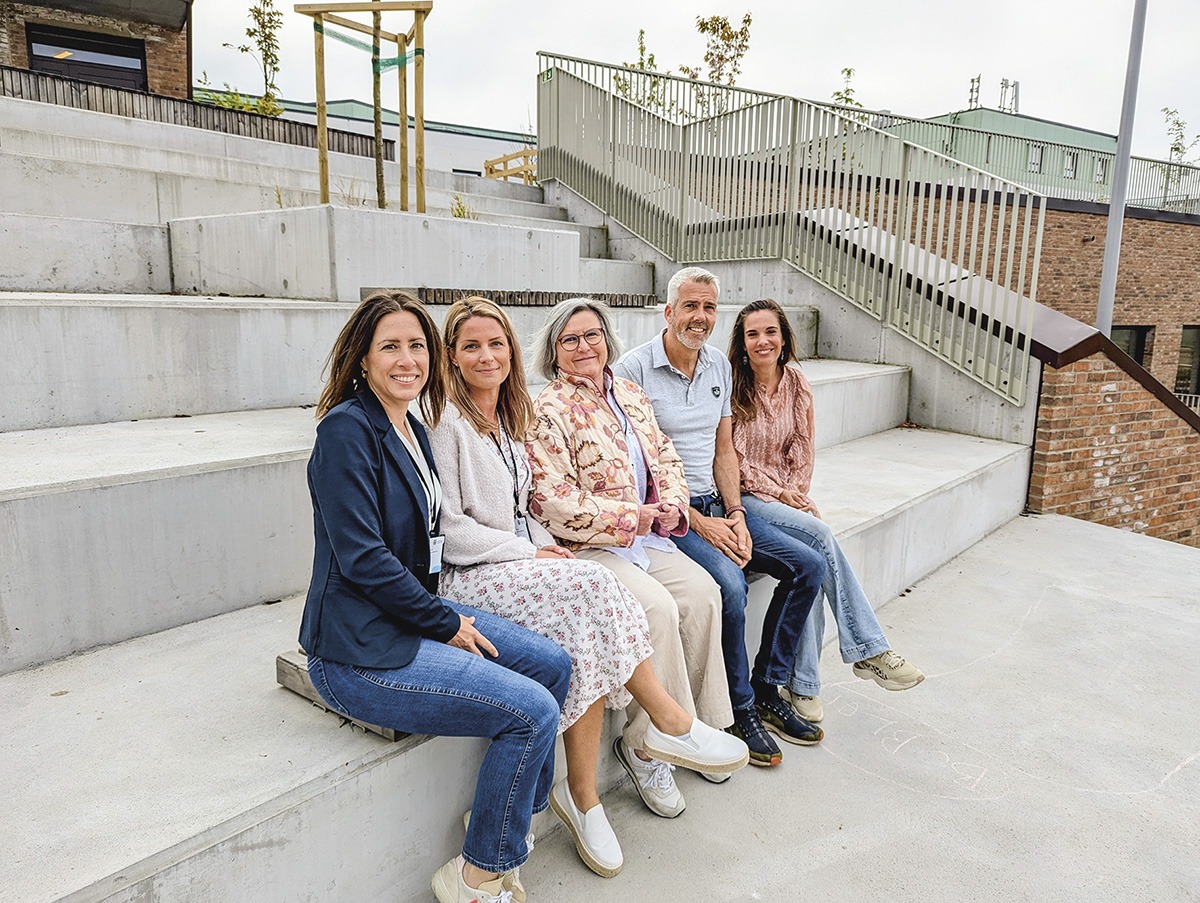 I trappen på taket. Fra venstre Linn Endresen, Ida Kaltveit, Elin Håland, Geir Olsen og Maren Songe-Møller