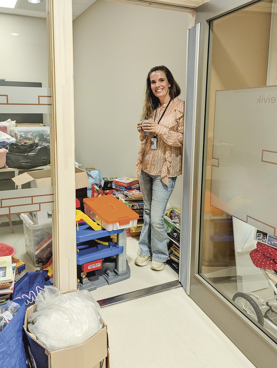 – Takk til alle som har levert inn leker, utstyr og spill, sier Maren Songe-Møller. Foto Sigrid Bækholt