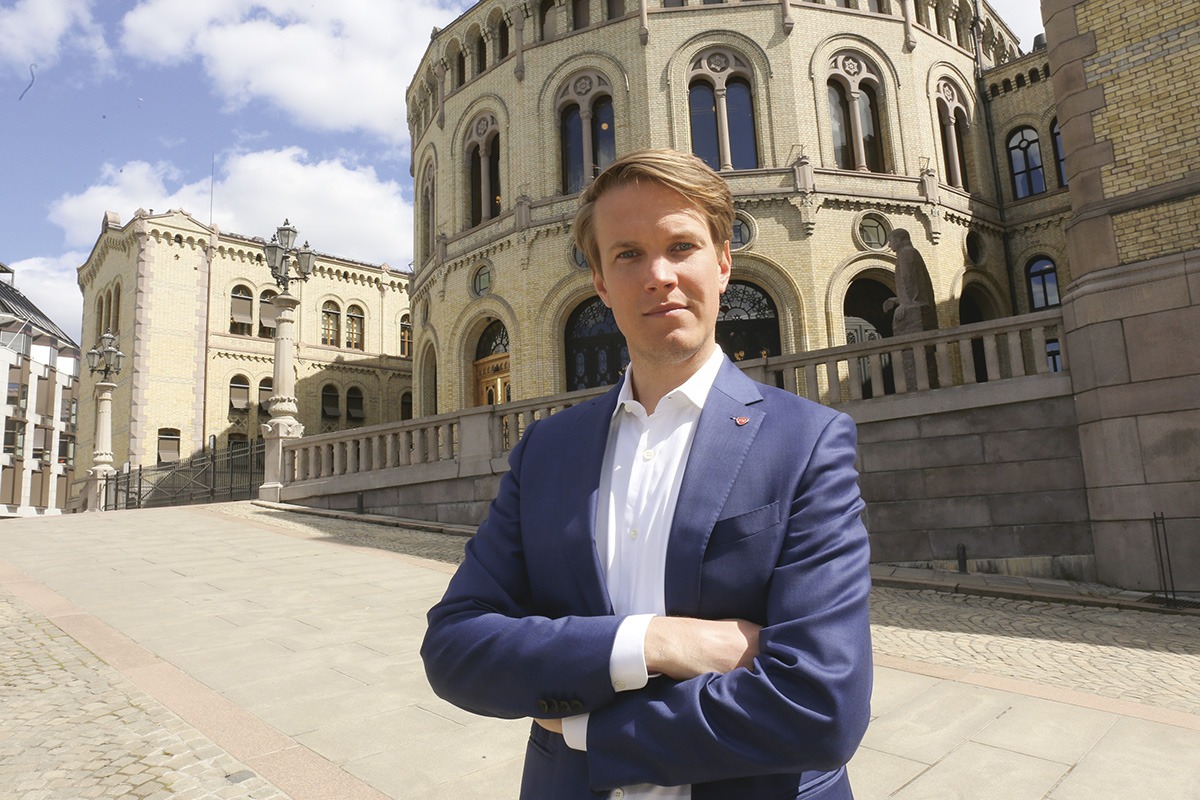 Torstein foran Stortinget. Foto: Mina Haugli
