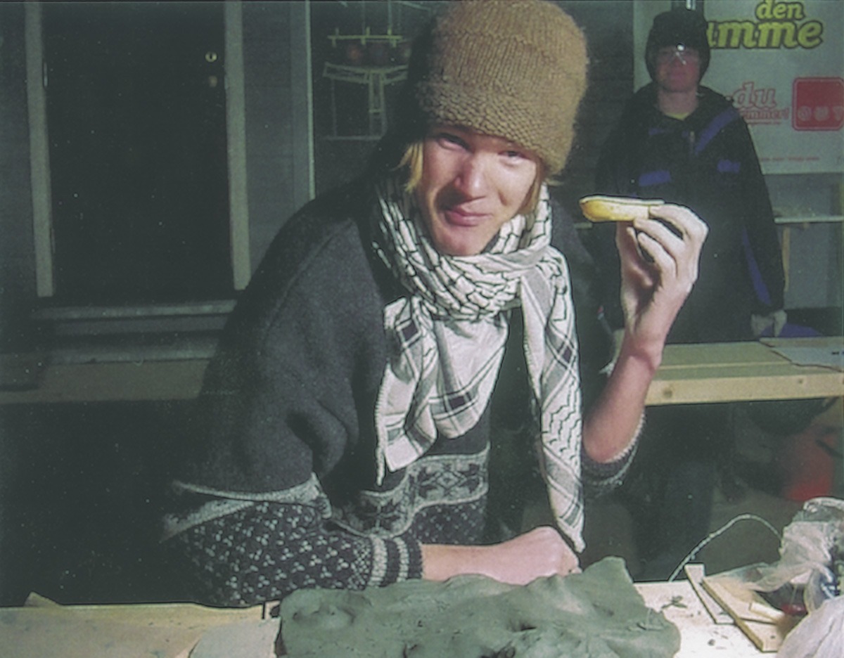 Parklaboratoriet holdt til i et nedlagt lagerlokale ved båthavna i Breivig i 2003 og 2004. Torstein tar seg en matpause. Foto Sigrid Bækholt.