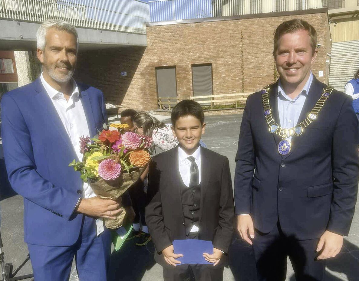 Rekor Geir Olsen, elev Aras Kılınç og ordfører Tormod W. Losnedal.