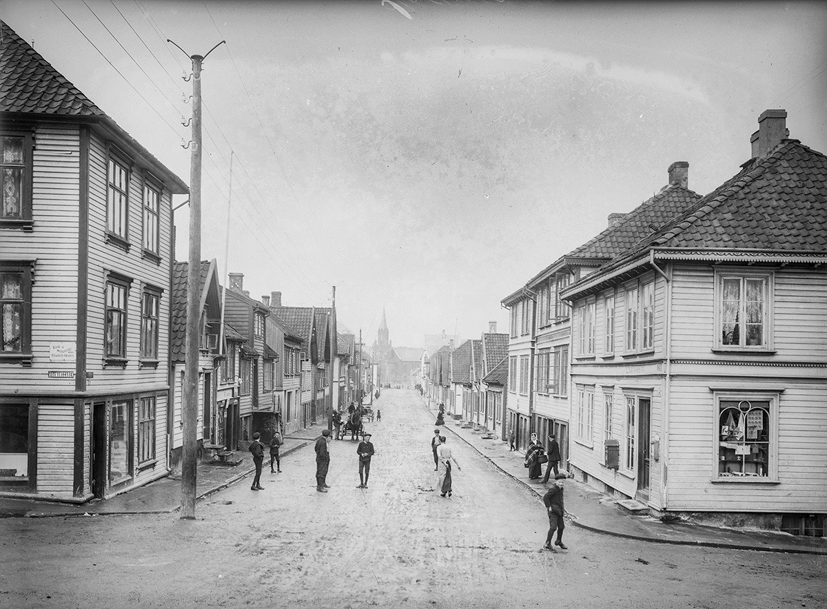 Pedersgata ca år 1900. Fotograf Narve Skarpmoen. Tilhører Nasjonalbiblioteket.