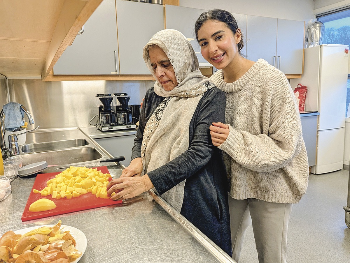 Ume Kalsoom skjærer opp potetene. Samreeen Javed er glad for all hjelp fra sin kjære mamma.