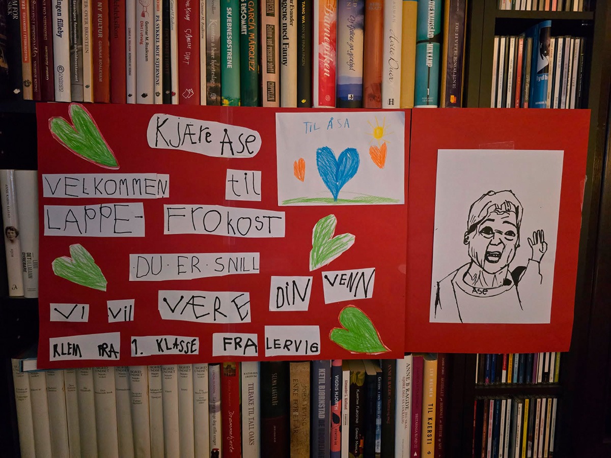Thorvald, 6 år tegnet et portrett av Åse som fikk plass på denne fantastiske plakaten som hun fikk på lappefrokosten.