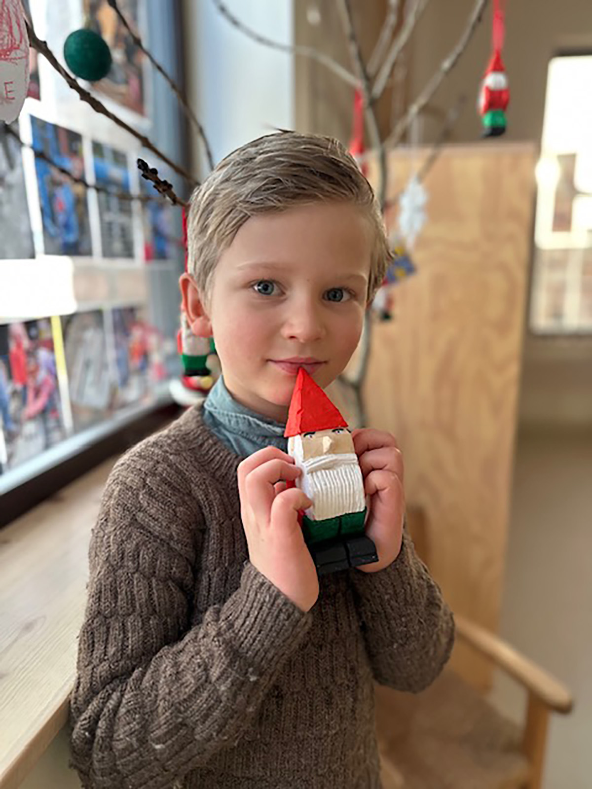 Liam med en av nissene fra Harald.