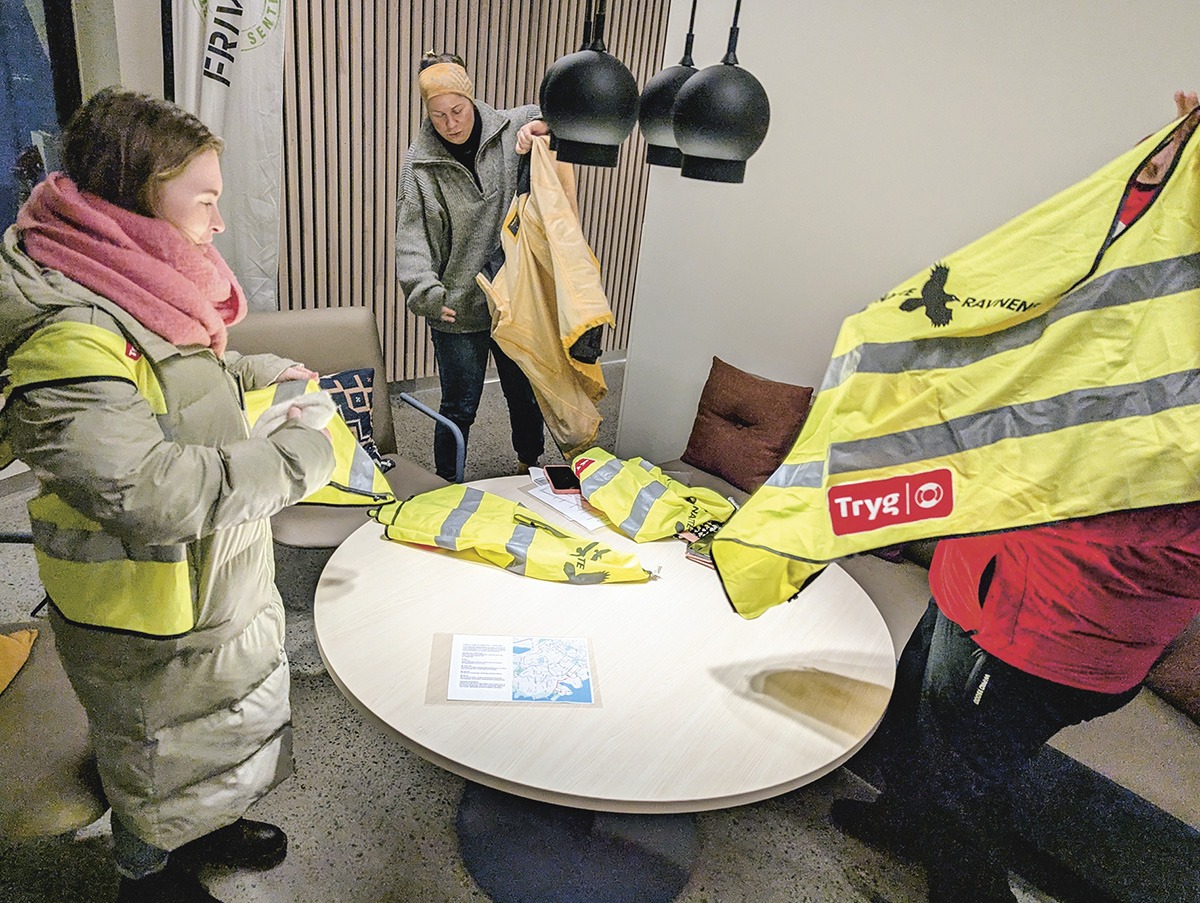 Før turen tar alle på seg ravnevestene. -Vi skal være synlig til stede for å vise trygghet, omtanke og interesse for ungdommene våre, forklarer Aina. -Og tilby omsorg og hjelp til de som trenger det.