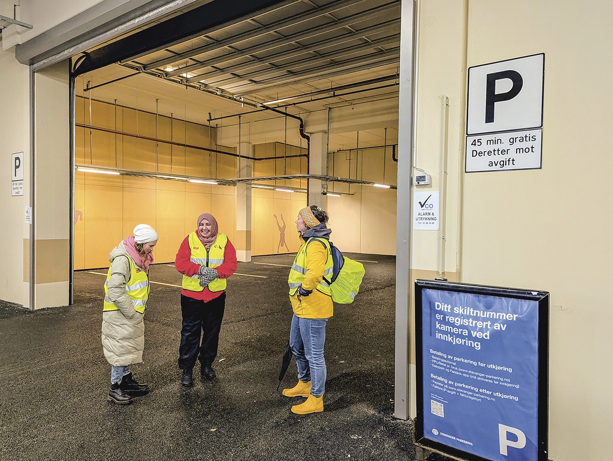 – Her er det jo ingen parkerte biler om kvelden, sier Mia. - Da kan vel hele hallen stenges med å lukke porten? En viktig oppgave for meg som politiker er å bringe videre innbyggernes ønsker.