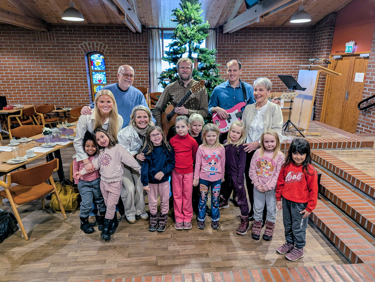 Fra venstre Eldana, lærer Julie, Eliana, lærer Hege, Elvira, Ana, Henrik, Lina, Inga-Alida, Åse, Line og Amira. Bak fra venstre Gunnar samt to gitarister og fedre i klassen, Erik og Jarle. Foto Sigrid Bækholt