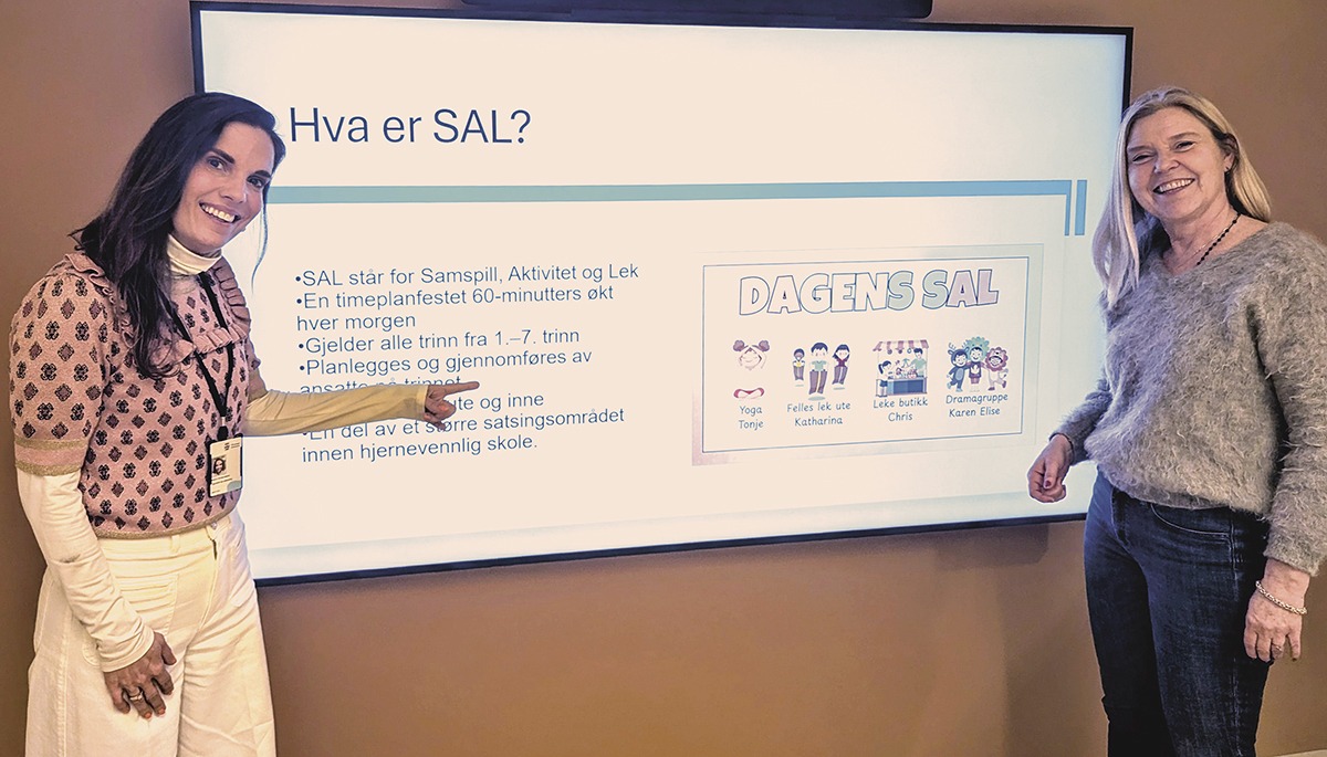 Maren Songe-Møller forklarer hva SAL er. Til høyre skoleforsker Brit Marie Hovland. Foto Sigrid Bækholt