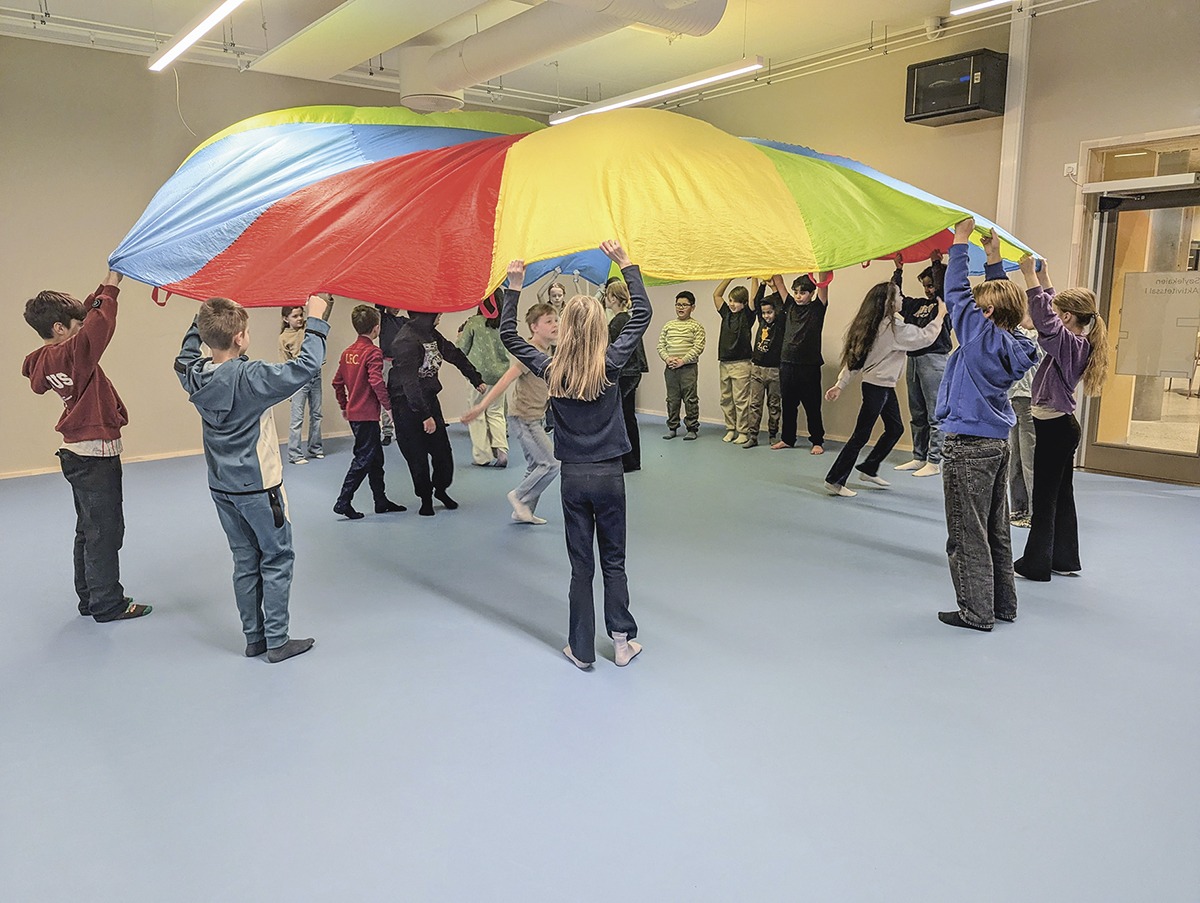 Fysisk aktivitet i et av de mange rom som skolen disponerer i Lervigkvartalet. Foto Sigrid Bækholt