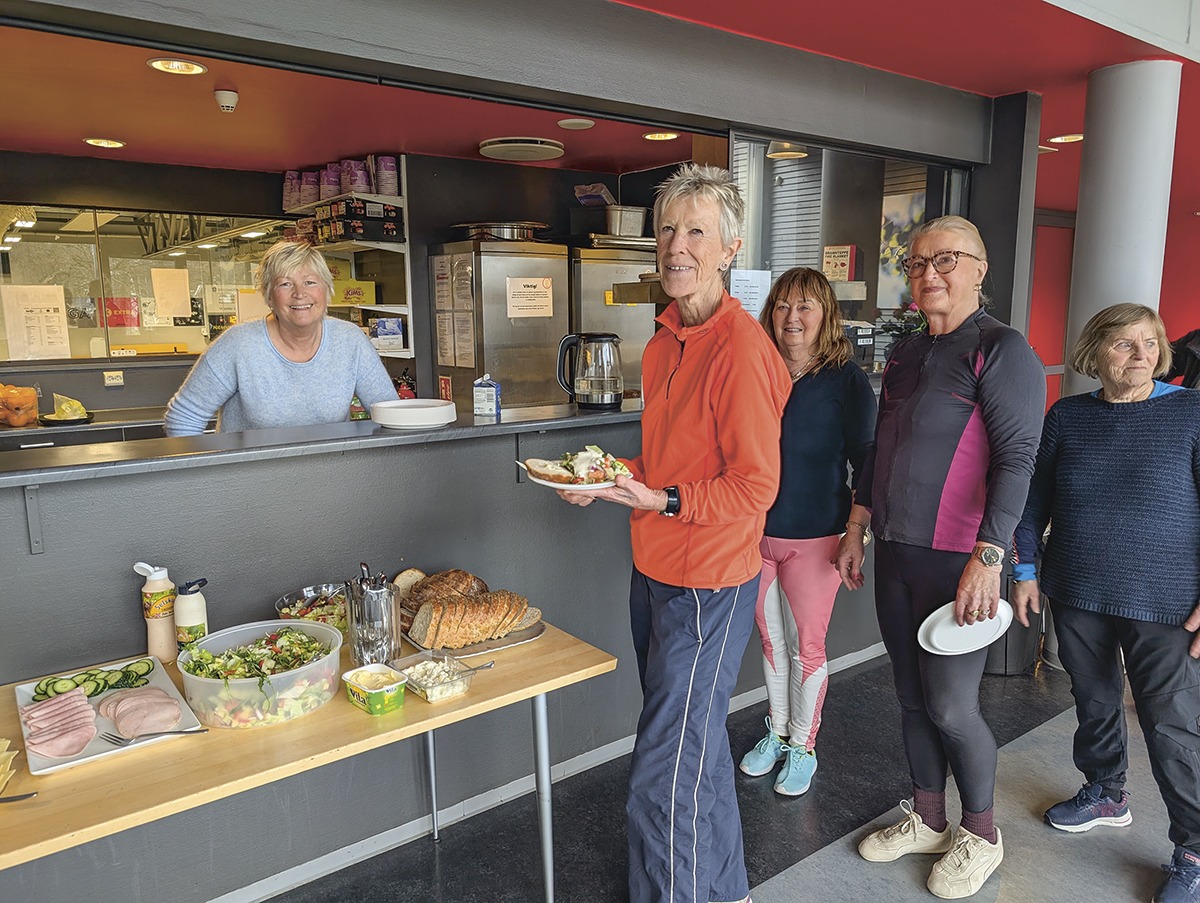 Med et stort smil sørger Målfrid for mat og drikke tre dager i uka i Storhaughallen. Foto Sten Solberg