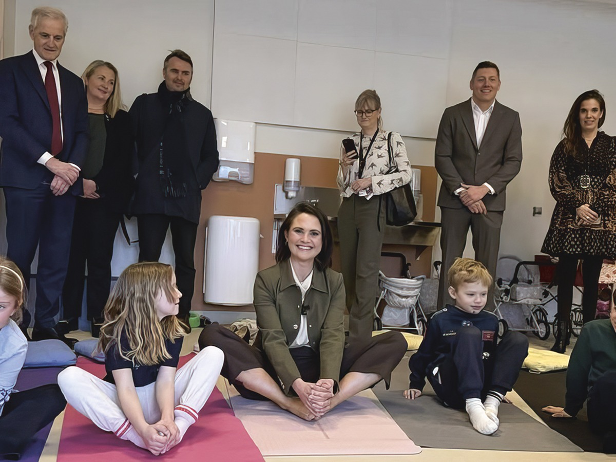 Kunnskapsminister Kari Nessa Nordtun besøkte også skolen mandag 19. januar og ble med på yoga sammen med noen av elevene. I bakgrunnen ses statsminister Jonas Gahr Støre, Mette Vabø (V), statssekretær Øyvind Jacobsen, Dag Mossige (Ap) og avdelingsleder Maren Songe-Møller.