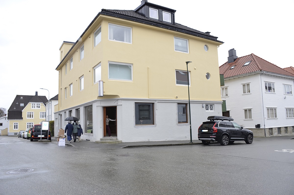 Bygget har sett nesten likt ut i nesten hundre år. -Jeg er så fascinert av både bygget, beliggenheten og spesielt hjørneløsningen, sier Merete. Foto Sten Solberg