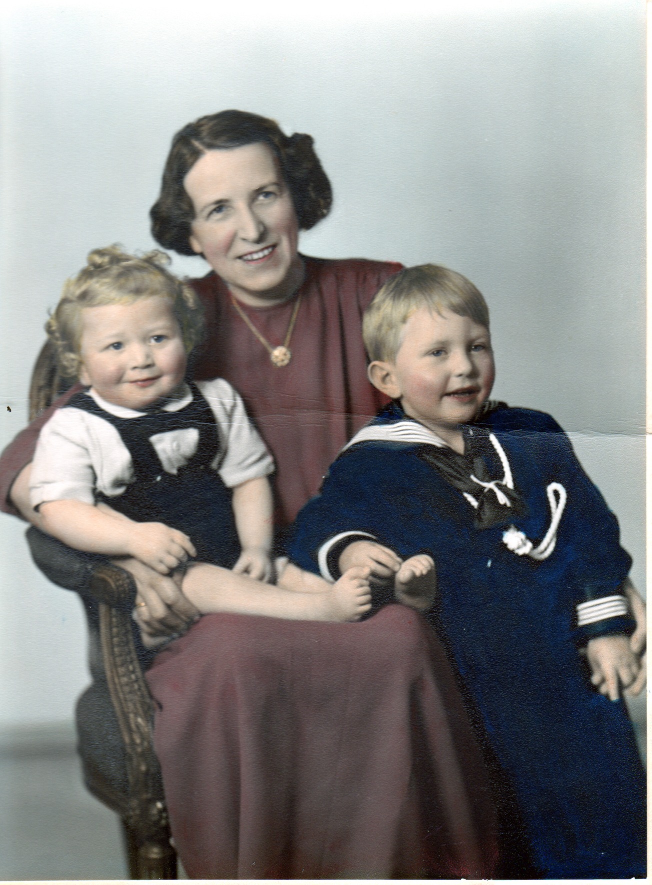 Gabrielle Andersen (1908 – 1985) med Egil Hugo (1948) og Ole Geir (1950) Familiens bilde.