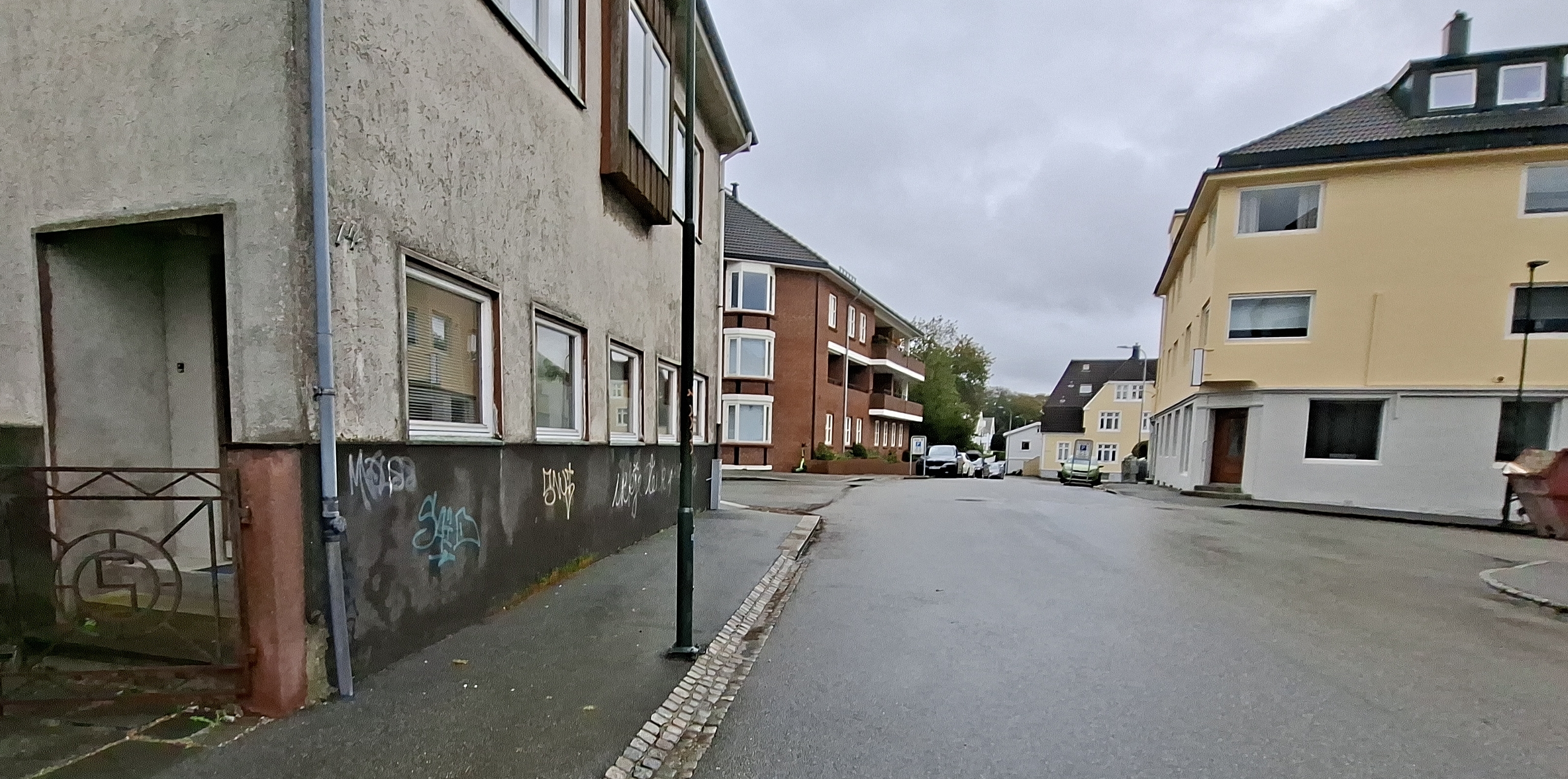 Apotekets historie startet i Storhaugveien 14 (til venstre i bildet). Så flyttet virksomheten rett over gaten til nye lokaliteter i 1. etasje i Sandeidgaten 37 (til høyre i bildet). Familiens bilde.