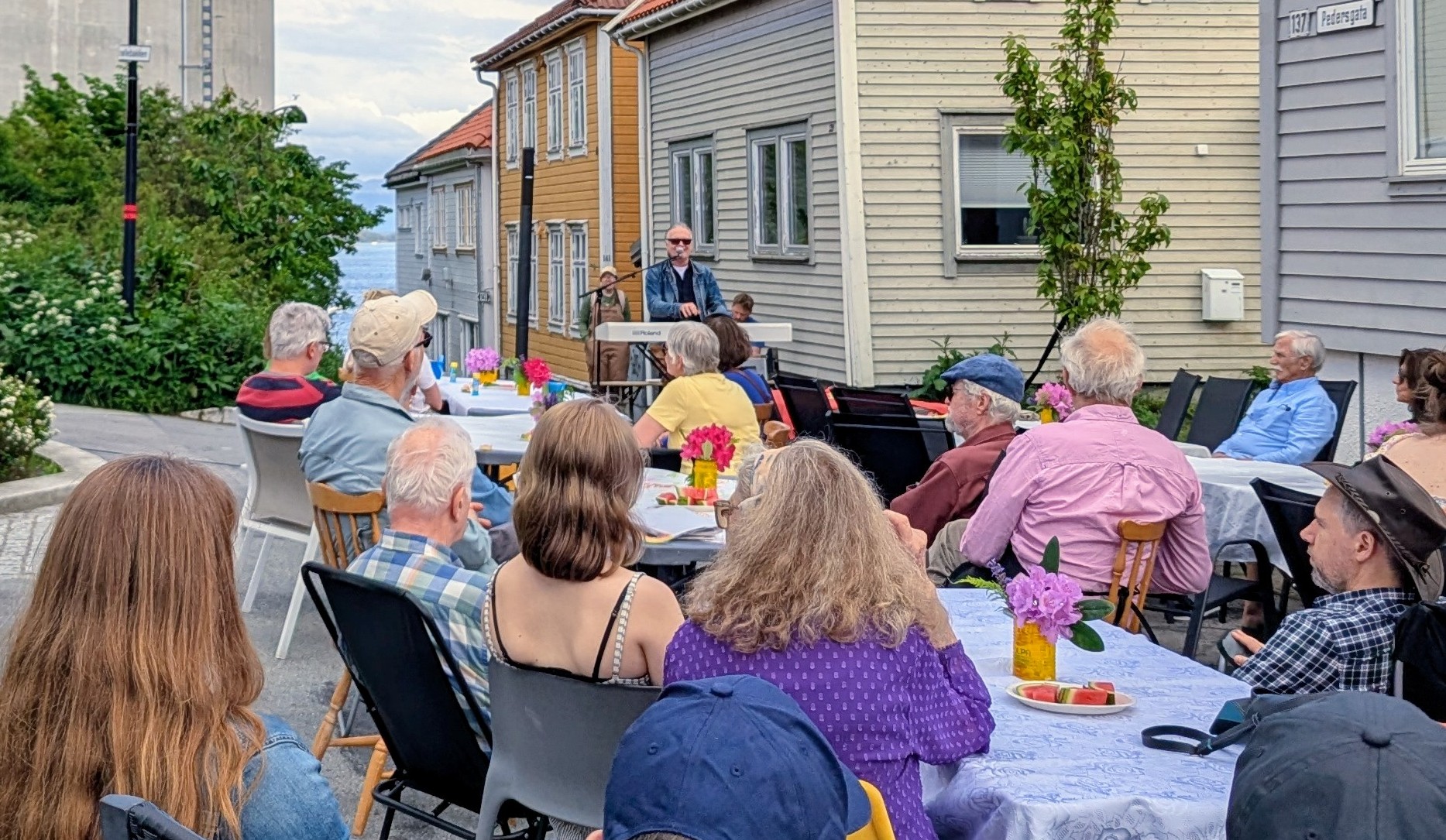 Espen Hana underholdt med fortellinger og sang.