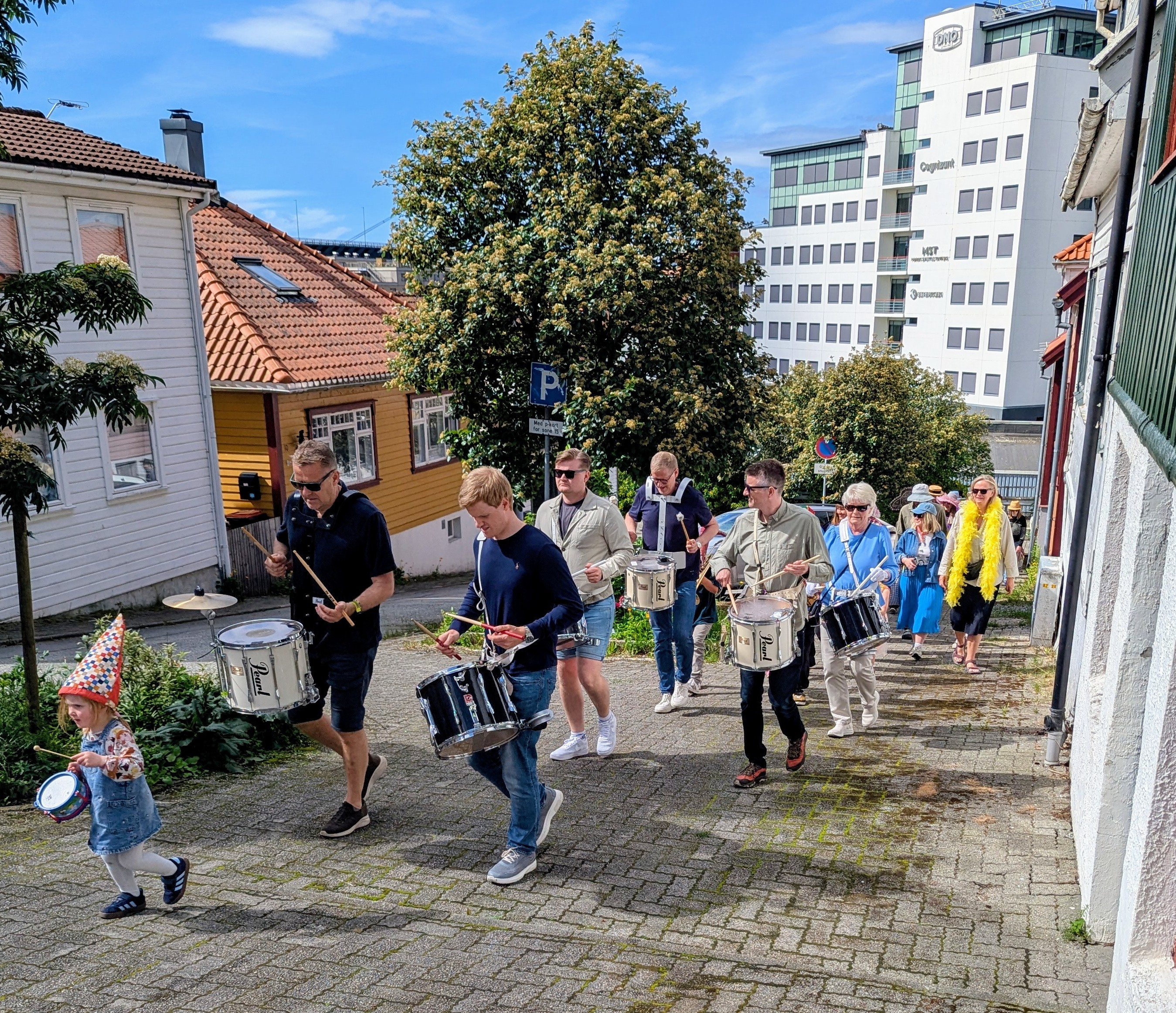 Trommetog på vei opp Vindmøllebakken. Foran med tromme går Vårin Wendt Kvadsheim.