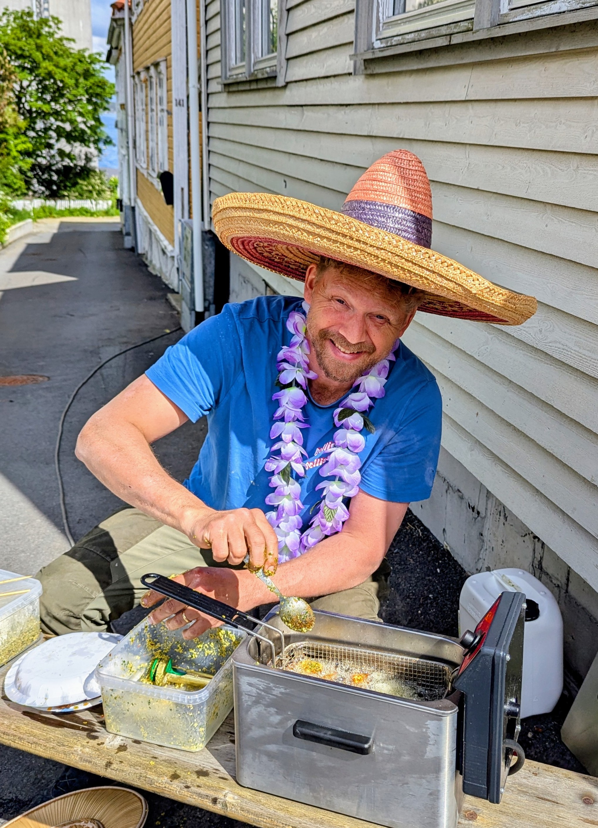Øystein Lunde Ohna med sombrero friterer falaffel.